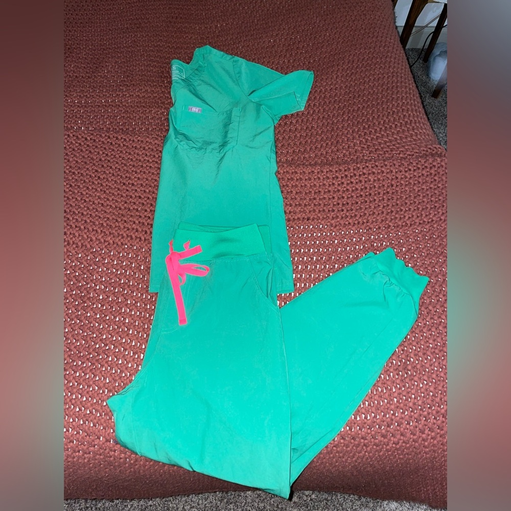 Figs FreeX Catarina One Pocket Scrub Top & Figs FreeX High Waisted Zamora Jogger